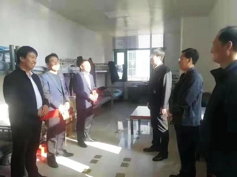 工業(yè)園區(qū)管委會(huì)、泓源公司慰問園區(qū)機(jī)關(guān)保安門衛(wèi)等一線人員(圖2)