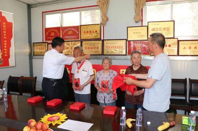 走訪慰問老黨員 深入實際學(xué)黨史—— 市政府國資委慰問泓源公司老黨員、困難黨員(圖2)