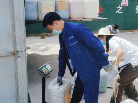 市產投集團城東污水處理公司扎實推進危險廢物規(guī)范化處置(圖2) 市產投集團城東污水處理公司扎實推進危險廢物規(guī)范化處置(圖2)