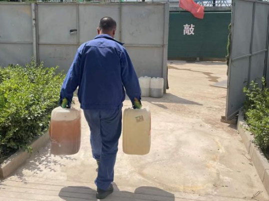 市產投集團城東污水處理公司扎實推進危險廢物規(guī)范化處置(圖3) 市產投集團城東污水處理公司扎實推進危險廢物規(guī)范化處置(圖3)